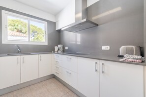 Fridge, microwave, oven, stovetop - Apartment Isabela 2B-3 habitaciones con ático with Sea View, A/C, Wi-Fi & Terrace (Puerto de Pollensa)