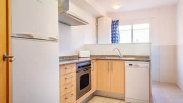 Een koelkast, een magnetron, een oven, een kookplaat