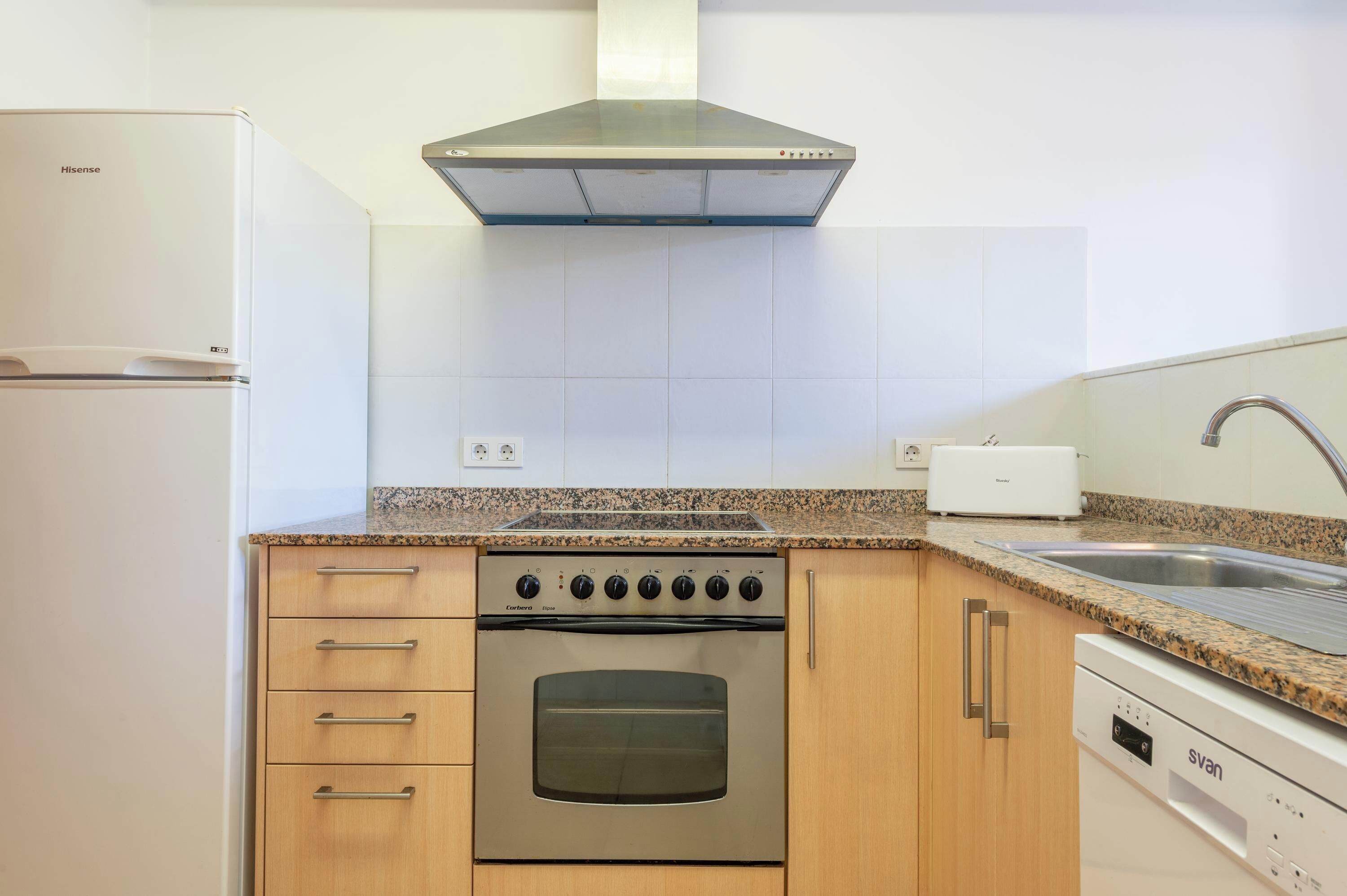 Kylskåp, mikrovågsugn, ugn och spishäll