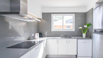 Een koelkast, een magnetron, een oven, een kookplaat