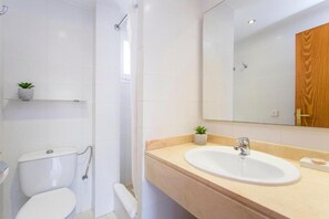 Shower, hair dryer, towels - Apartment Isabela 2A 3 habitaciones con ático with Sea View, A/C, Wi-Fi & Terrace (Puerto de Pollensa)