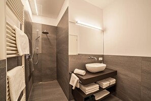 Douche, sèche-cheveux, serviettes fournies