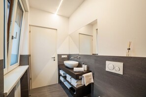 Dusche, Haartrockner, Handtücher