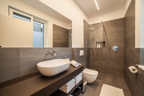 Shower, hair dryer, towels - Apartment "Sabine G" with Mountain View, A/C, Wi-Fi & Balcony (Meran)