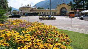 Ein Gebäude mit Kreisverkehr, Bus und Berg im Hintergrund.