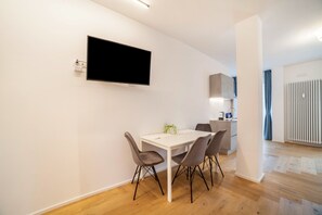 Dining - Apartment "Sabine G" with Mountain View, A/C, Wi-Fi & Balcony (Meran)