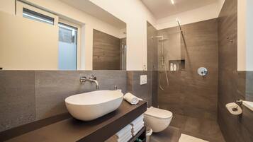 Douche, sèche-cheveux, serviettes fournies