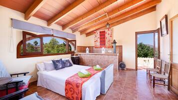 3 bedrooms, desk, iron/ironing board, free WiFi