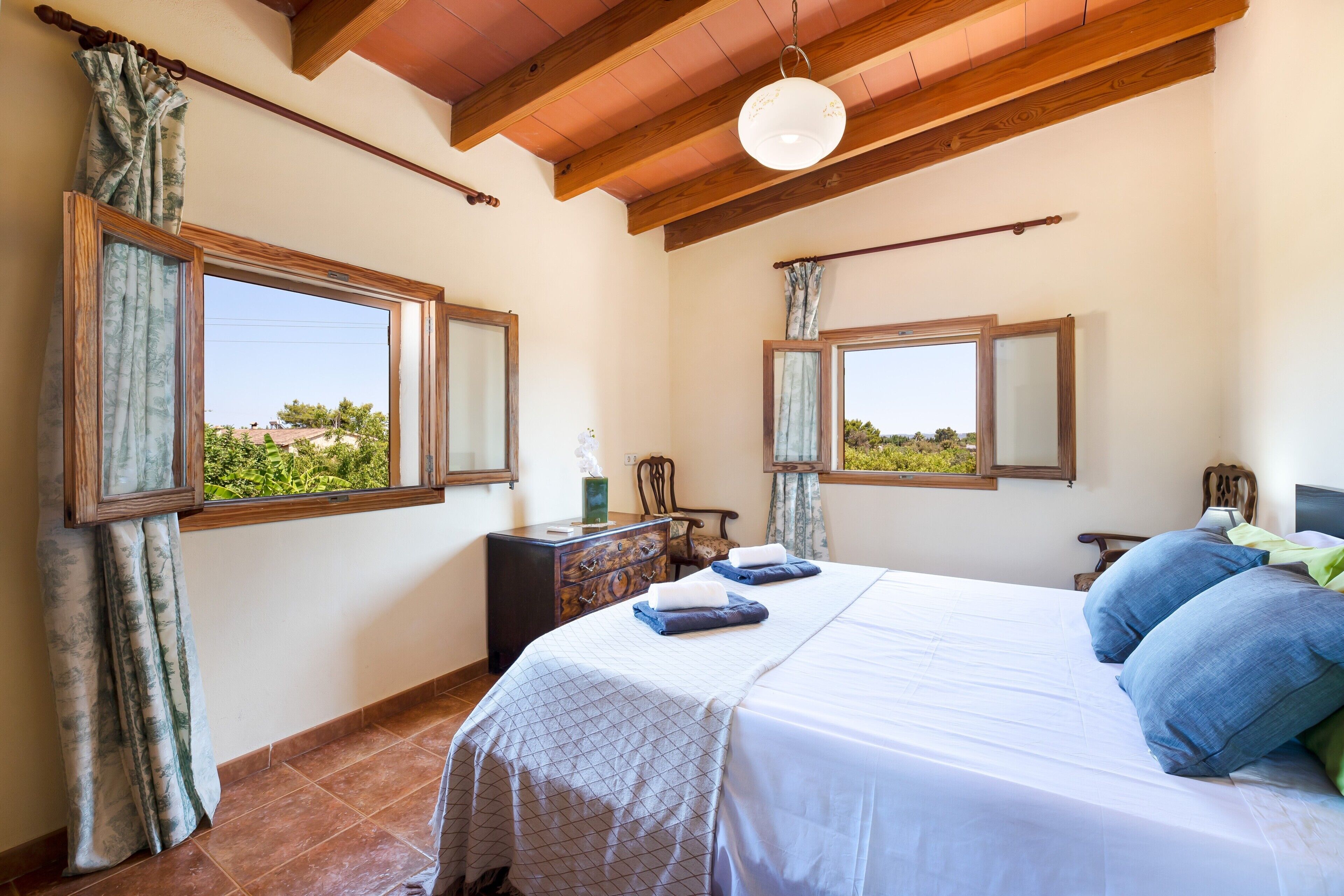 3 slaapkamers, een bureau, een strijkplank/strijkijzer, gratis wifi