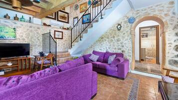 Televisie, een open haard en een tafeltennistafel