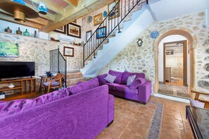 Televisio, takka, pöytätennispöytä