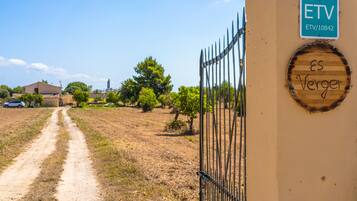 A dirt path leading to a gated area with a sign reading 'ETV' and 'ES Verger'.