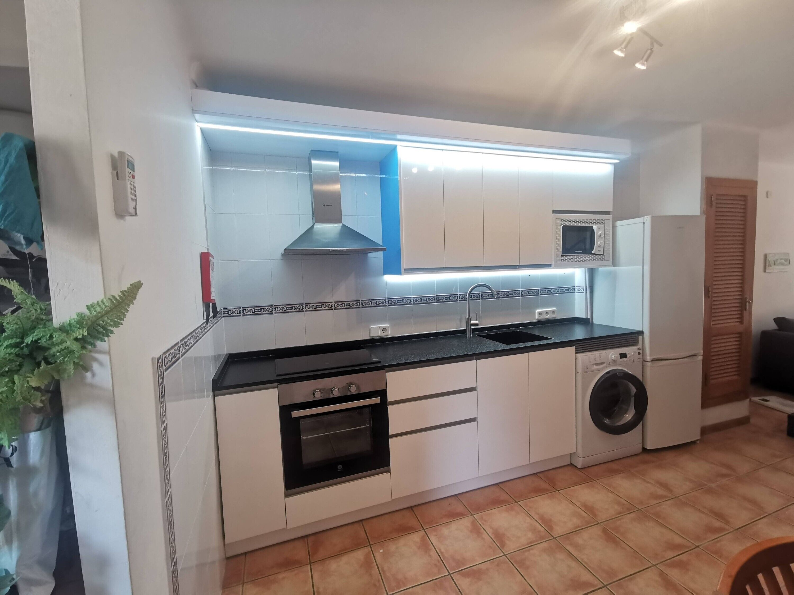 Een koelkast, een microgolfoven, een oven, een kookplaat