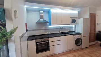 Een koelkast, een microgolfoven, een oven, een kookplaat