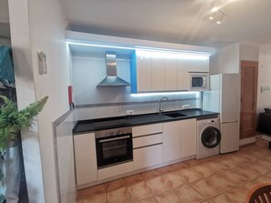 Jääkaappi, mikroaaltouuni, uuni, liesi