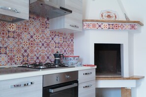 Frigorífico, horno, placa de cocina y hervidor eléctrico