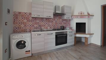 Een koelkast, een oven, een kookplaat, een waterkoker