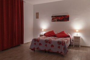 1 dormitorio, tabla de planchar con plancha, ropa de cama