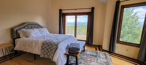 3 bedrooms, desk, iron/ironing board, travel crib - Scar Top Mountain Escape, Fiber Internet, Mountain Top Views! (Golden)