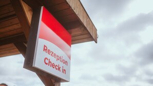 Schild zur Rezeption und Check-in.