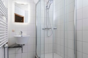 Shower, hair dryer, towels, soap - Studio L - Aparthotel Stralsund (Stralsund)