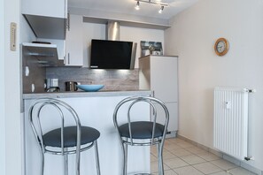 Kühlschrank, Ofen, Wasserkocher mit Kaffee-/Teezubehör, Wasserkocher