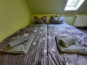 2 bedrooms, in-room safe, desk, travel cot