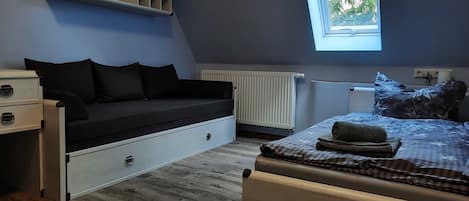 1 sovrum, värdeförvaringsskåp på rummet, skrivbord och resesäng