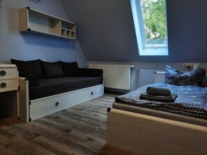 1 slaapkamer, een kluis op de kamer, een bureau, reisbedje