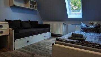 1 Schlafzimmer, Zimmersafe, Schreibtisch, Reisekinderbett