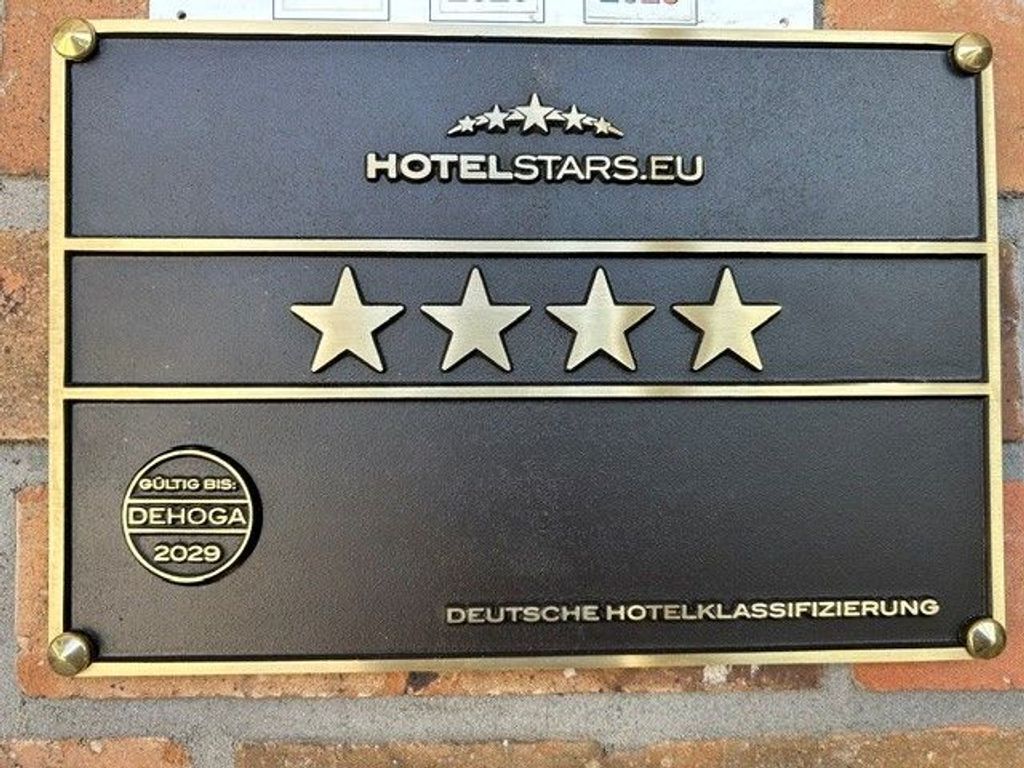 Eine Plakette mit dem HOTELSTARS.EU Logo, vier Sternen und dem Text 'DEUTSCHE HOTELKLASSIFIZIERUNG'.