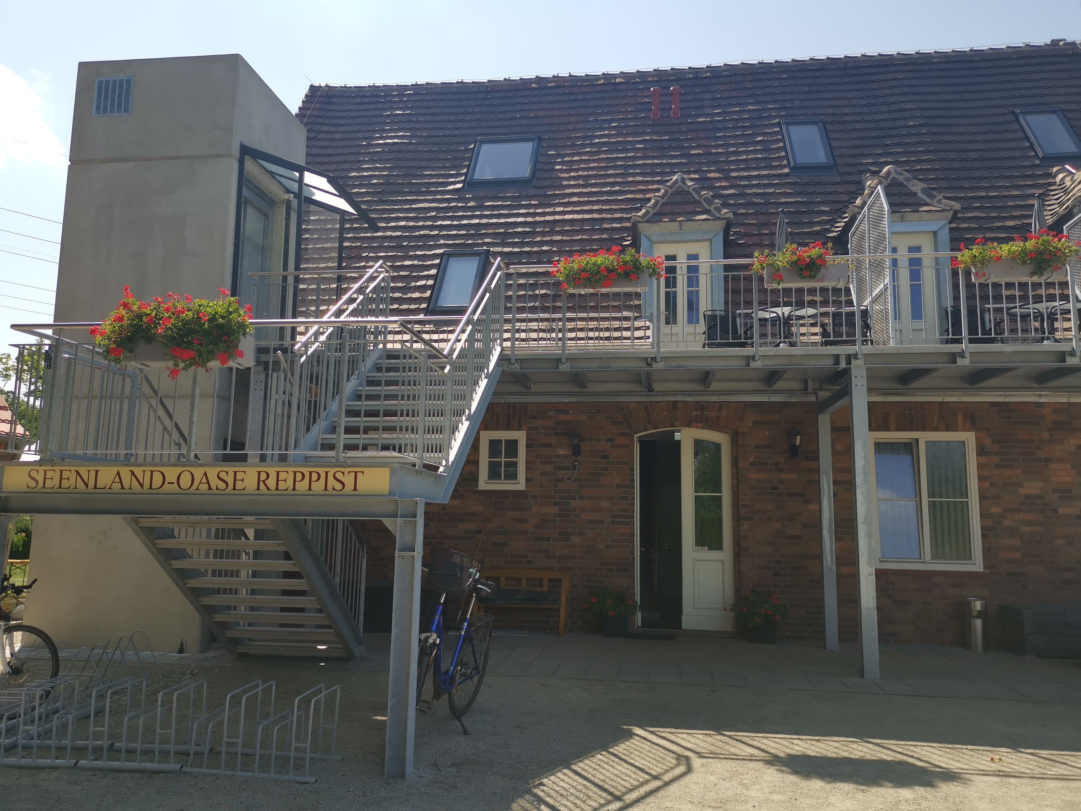 Ein Gebäude mit einem Schild, auf dem 