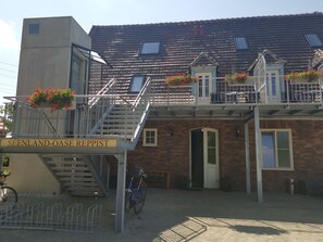 Un bâtiment sur lequel on peut lire l’inscription suivante : « SEENLAND-OASE REPPIST ».