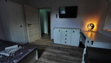 1 bedroom, in-room safe, desk, travel cot