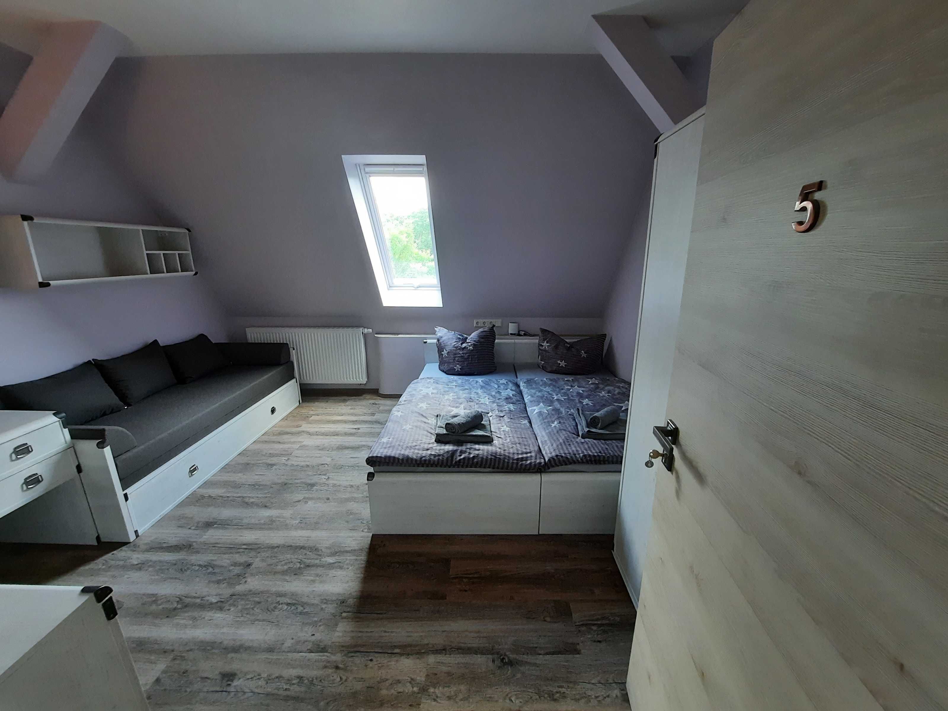 1 habitación, caja de seguridad en la habitación y escritorio 