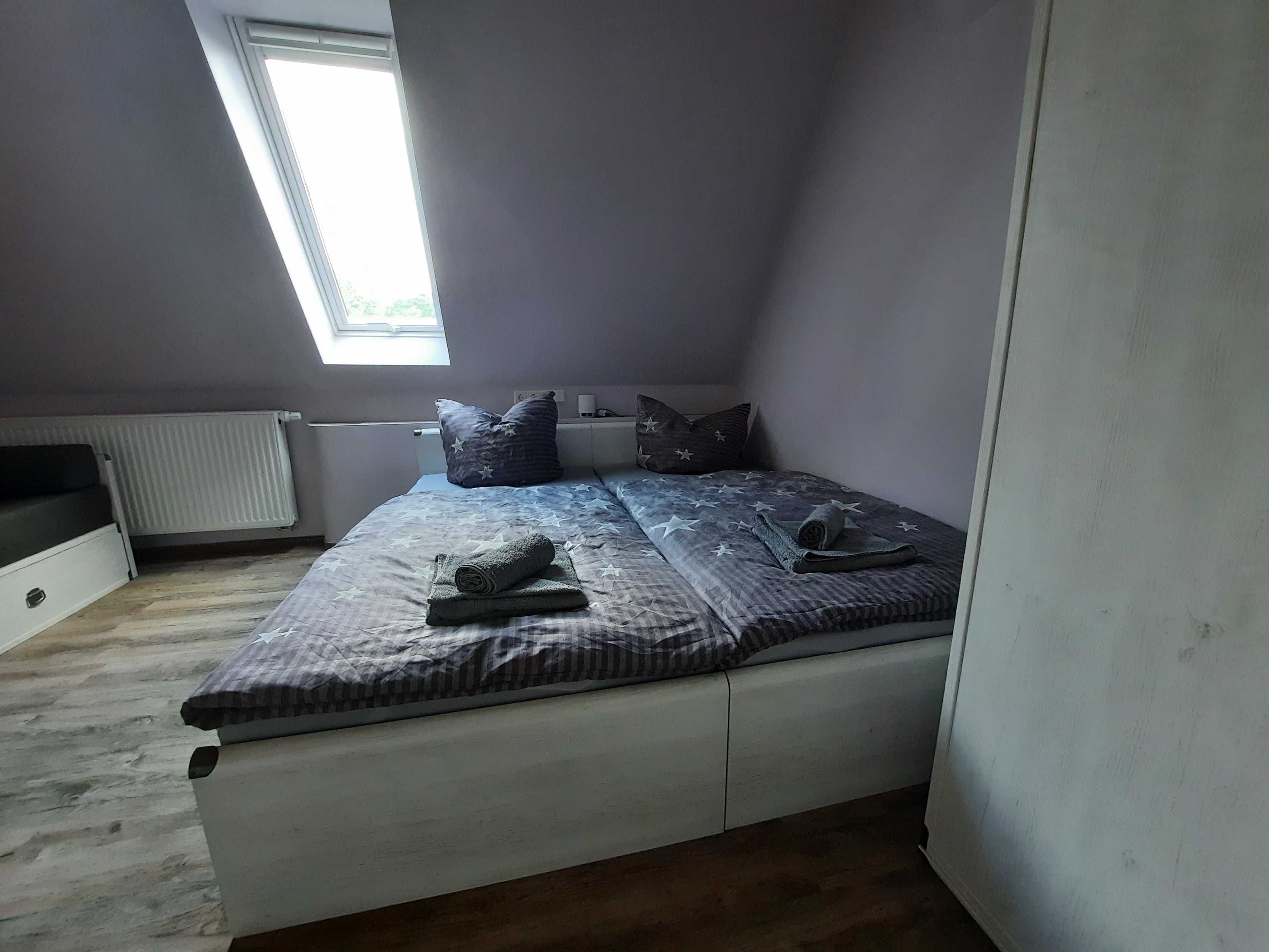 1 quarto, cofres nos quartos, escrivaninha, berço de viagem