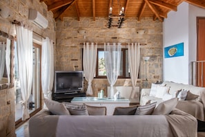 TV - Villa Elisavet, a traditional retreat with pool (Σίσι)