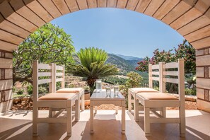 Terrace/patio - Villa Elisavet, a traditional retreat with pool (Σίσι)