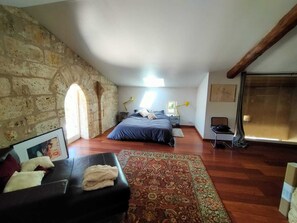 5 slaapkamers, een kluis op de kamer, een bureau