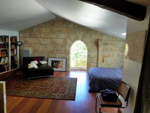 5 bedrooms, in-room safe, desk, iron/ironing board