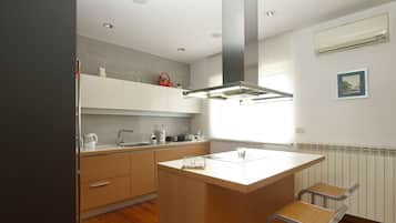 Fridge, oven, stovetop, dishwasher