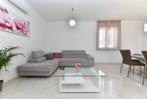TV - House 2105/39330 (Istria - Divšići), 12000m from the beach (Divšići)