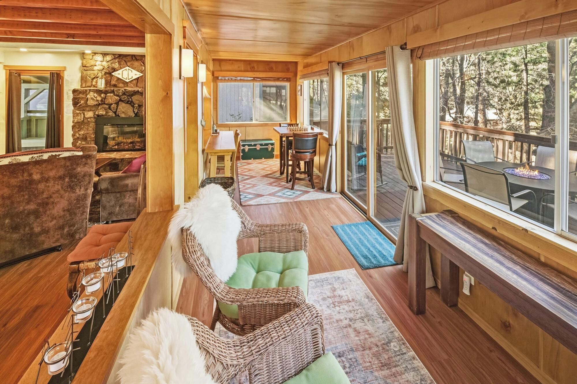 Una televisión, una chimenea, un futbolín