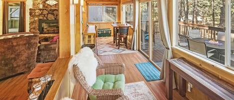 Televisión, chimenea y futbolito