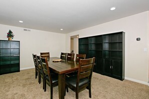 Dining - Laurel Lodge by Destination Big Bear : Close to Snow Summit and Short Drive to Village & Lake! Fenced Yard! (Big Bear Lake)