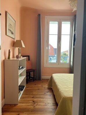 3 chambres, fer et planche à repasser, lit parapluie, Wi-Fi gratuit