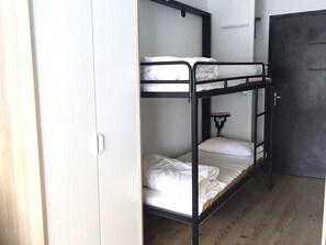 A bunk bed room with a wardrobe and a small table. - Studio at the foot of the slopes for 4 people with large balcony (La Joue du Loup)