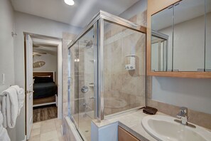 Shower, hair dryer, towels - Downtown, walk to the Restaurants, Bars, and Slopes! (Breckenridge)