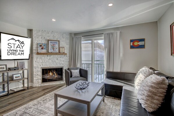 TV connectée, cheminée, médiathèque, vidéothèque