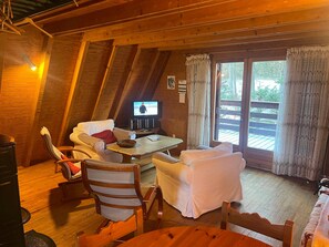 TV - 3-Room Chalet with Terrace and Free Parking (La Joue du Loup)